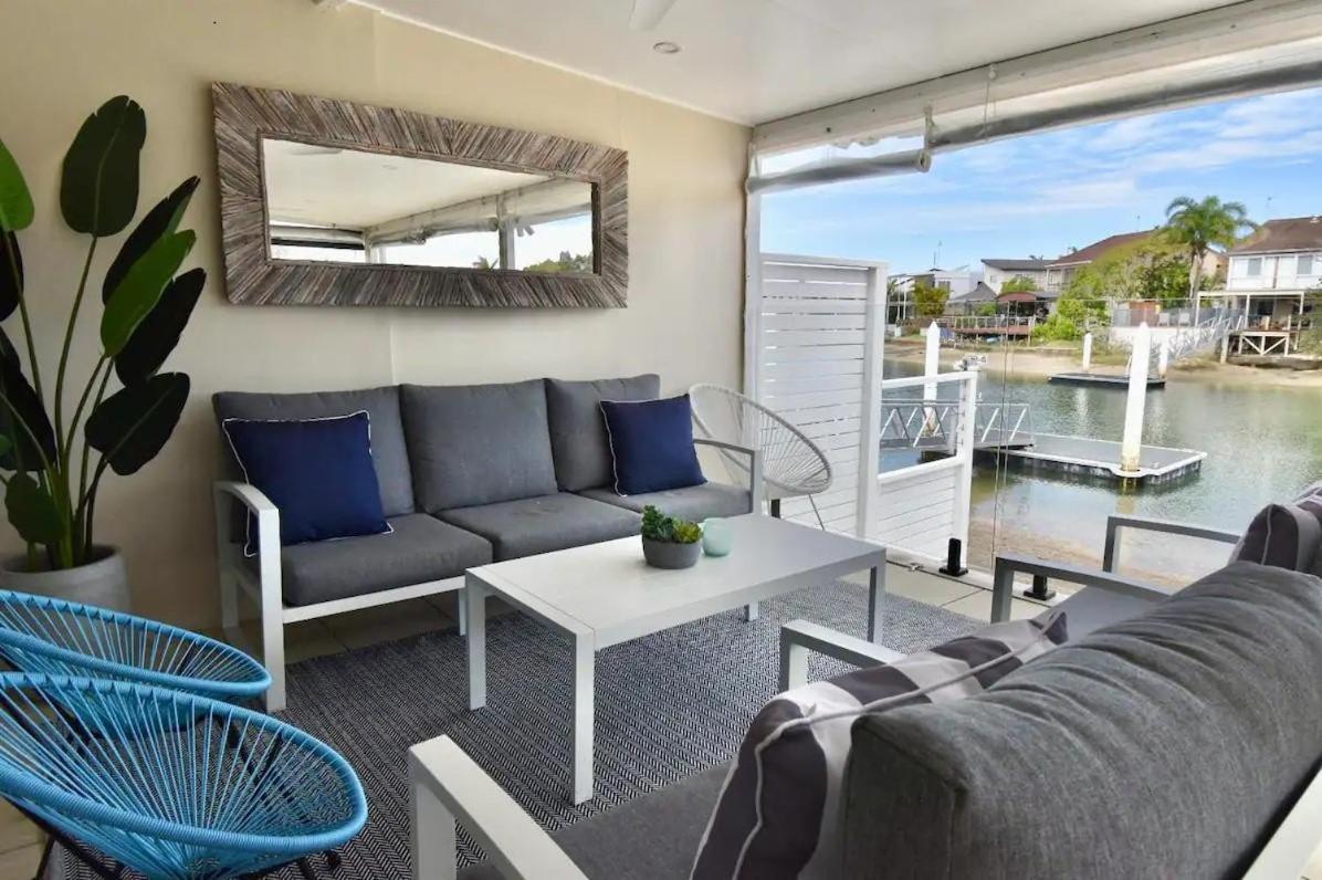 Luxury Waterfront Retreat Holiday home