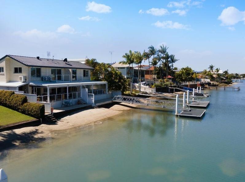 Luxury Waterfront Retreat Holiday home