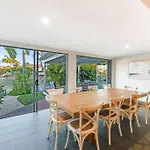 Mooloolaba Waterfront Home With A Pontoon-7 Beds