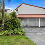 Chic 2-Bed Cabin-Style Home By Mooloolaba Beach