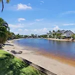 Hacienda- Canal Views And Comfort