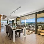 The Penthouse - Ocean Views, Private Spa And Sauna And Complimentary Wifi