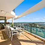 The Penthouse - Ocean Views, Private Spa And Sauna And Complimentary Wifi