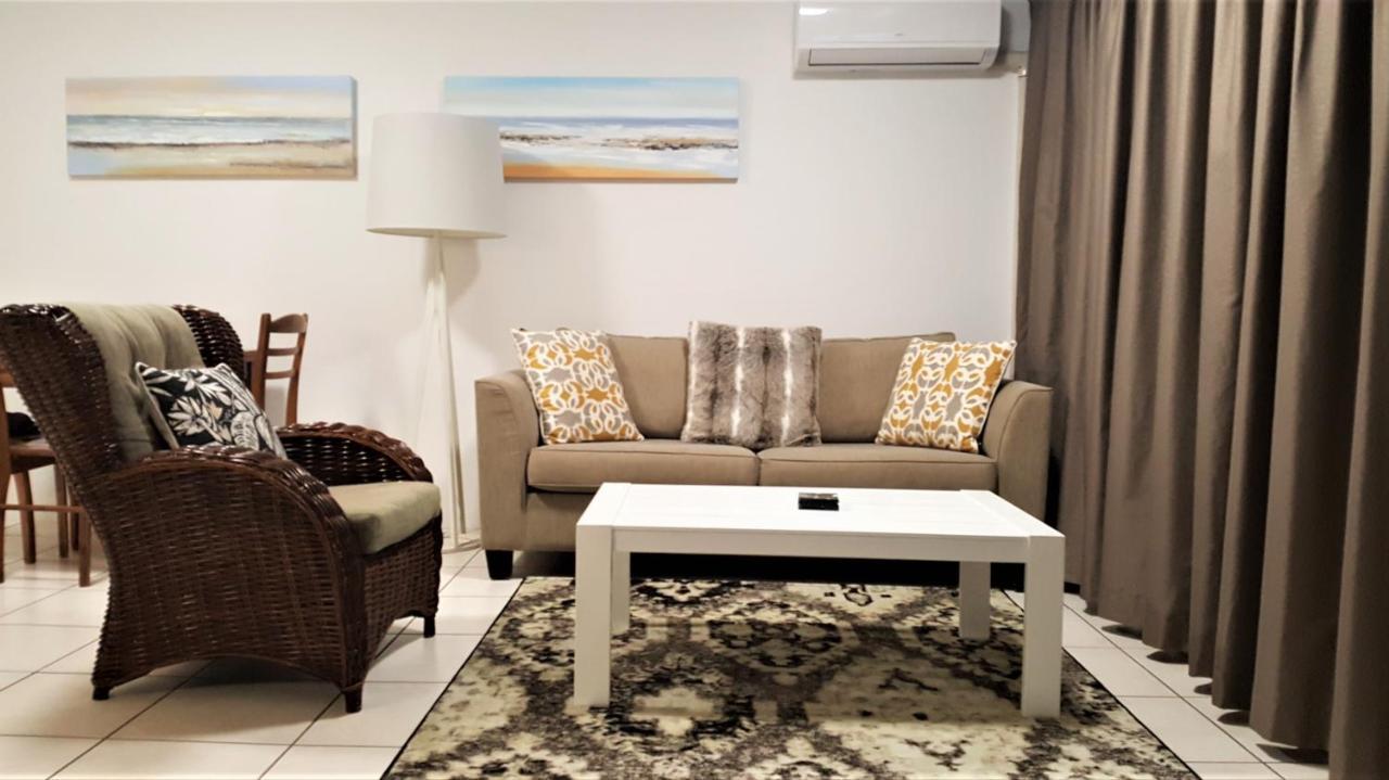 Beachfront In Sandcastles Apartment