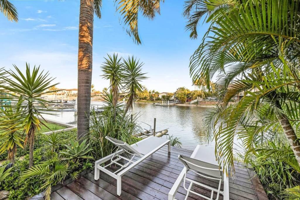 Waterfront With A Pontoon-7 Beds Holiday home *