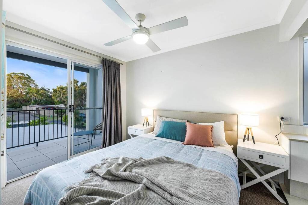 Waterfront With A Pontoon-7 Beds Holiday home Mooloolaba