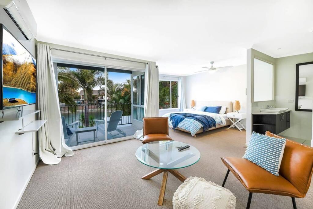 Waterfront With A Pontoon-7 Beds Holiday home