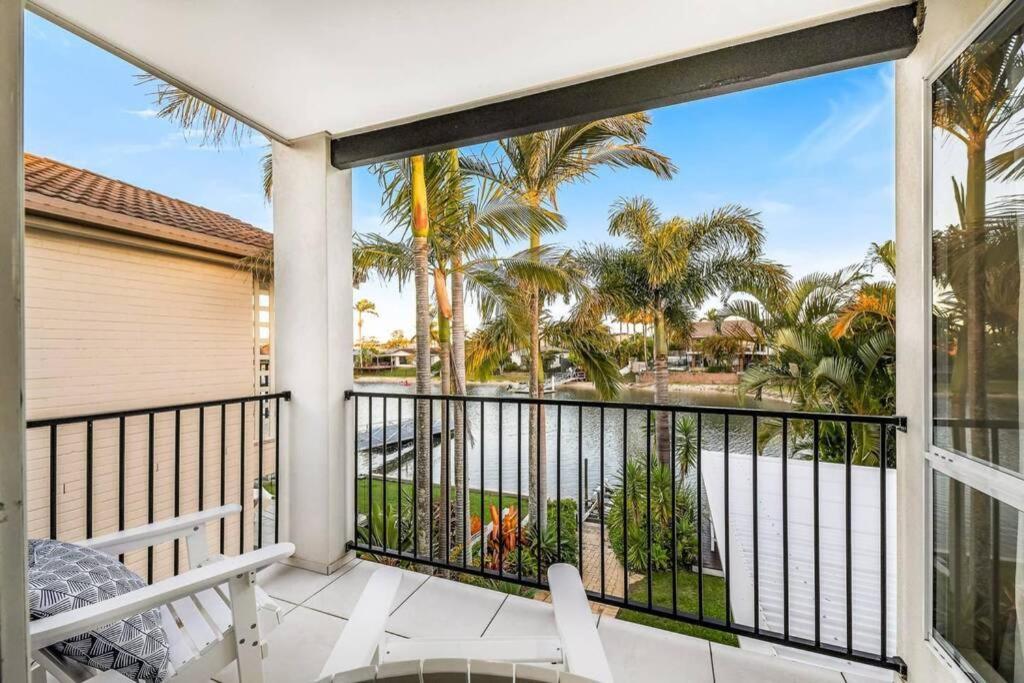Waterfront With A Pontoon-7 Beds Mooloolaba