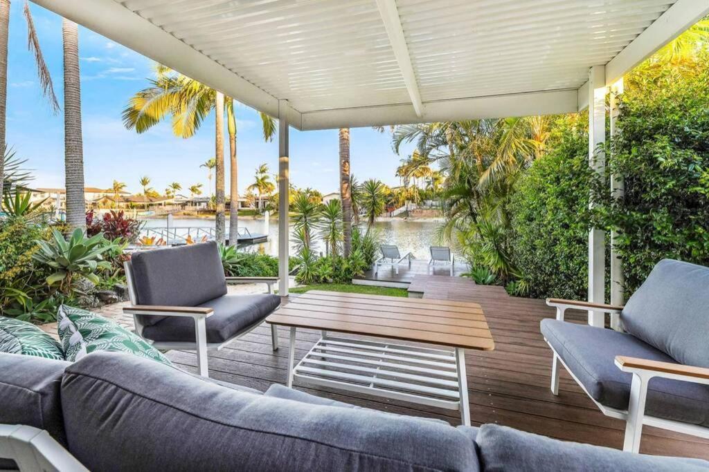 Waterfront With A Pontoon-7 Beds * Mooloolaba