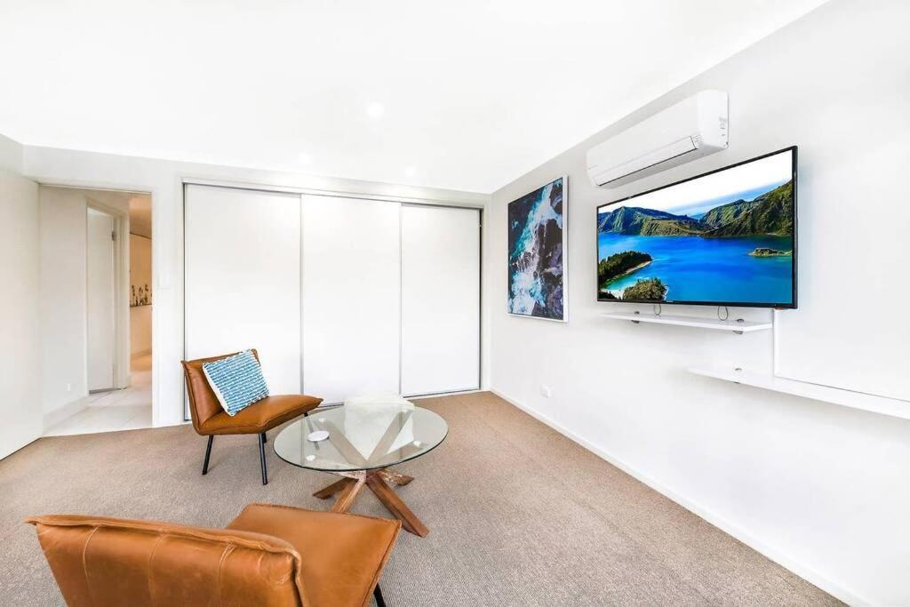 Waterfront With A Pontoon-7 Beds Mooloolaba