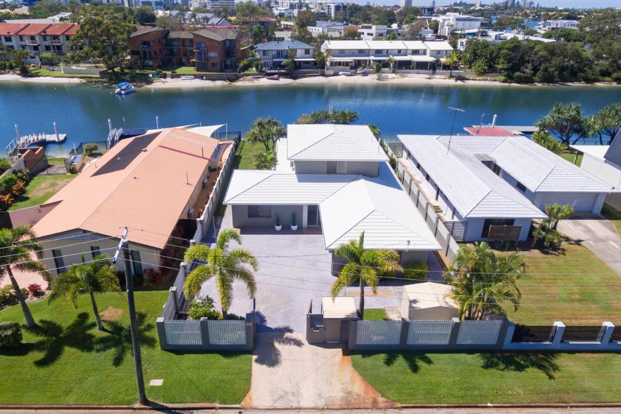 Coorumbong 28 Six Bedroom On Canal With Pool Ac Free Wifi Holiday home *