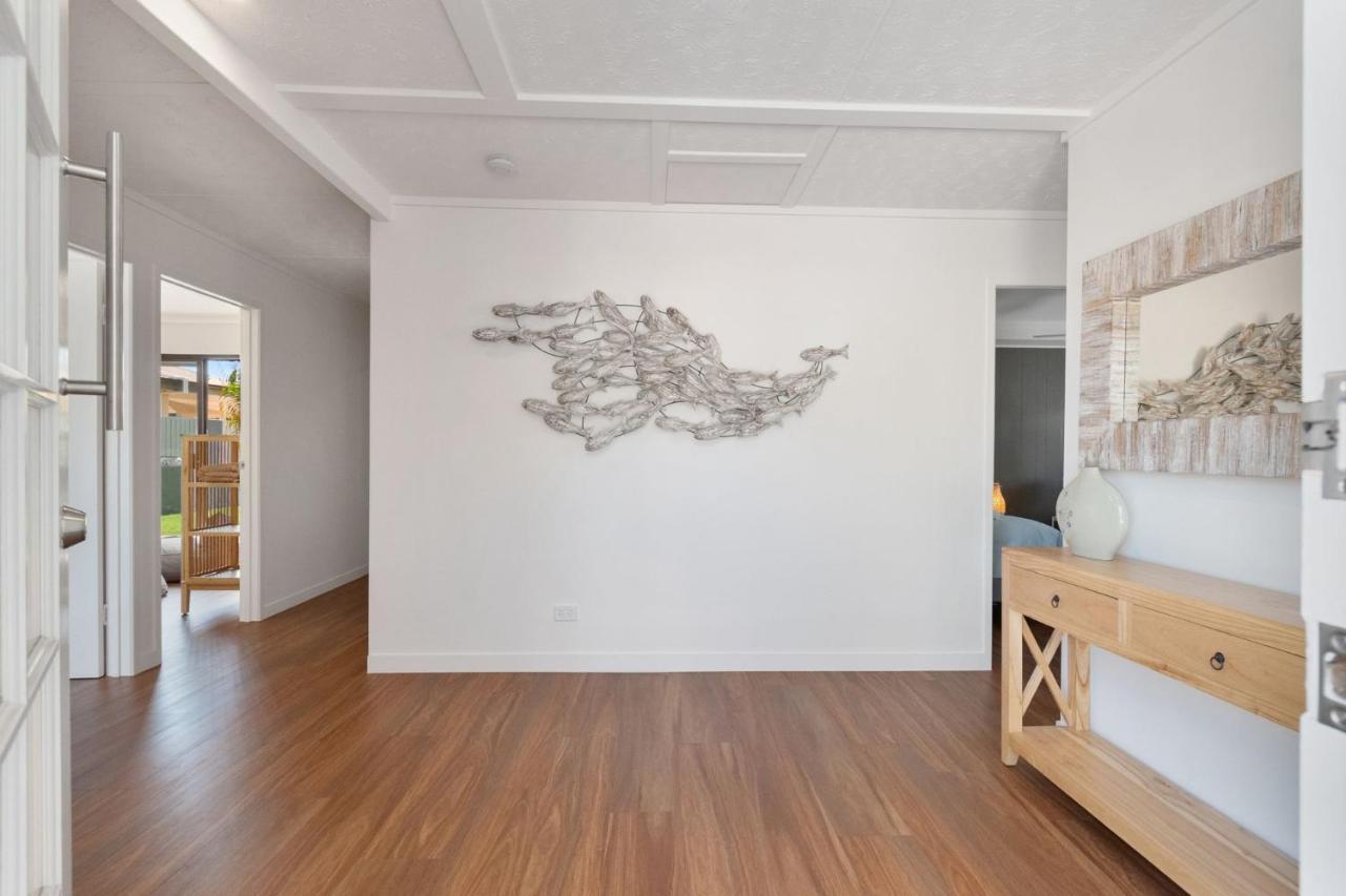 Coorumbong 28 Six Bedroom On Canal With Pool Ac Free Wifi Mooloolaba