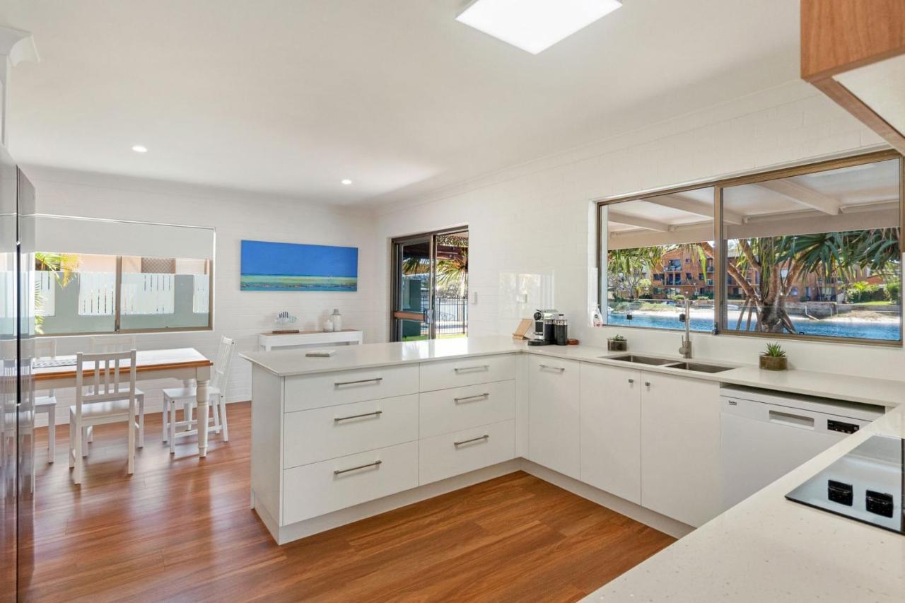 Holiday home Coorumbong 28 Six Bedroom On Canal With Pool Ac Free Wifi Mooloolaba