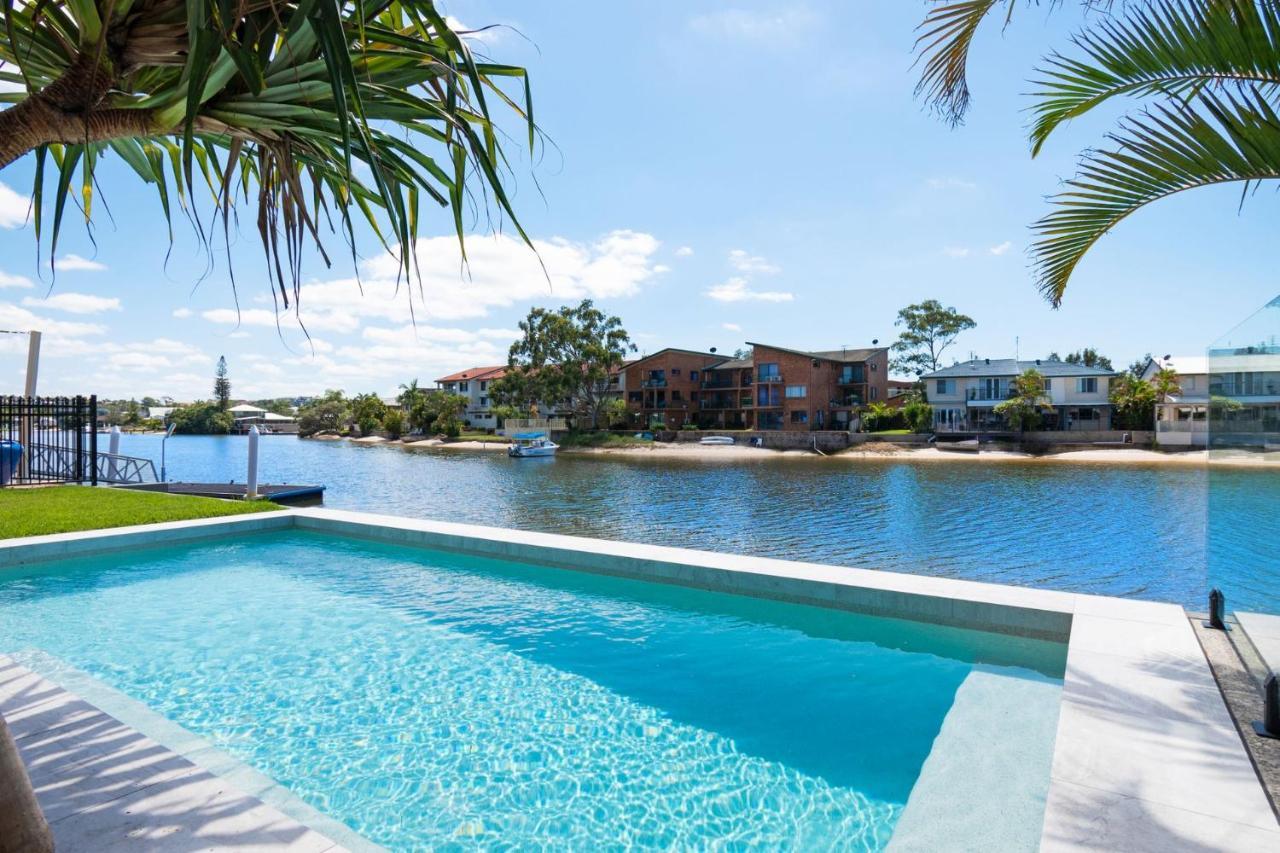 Holiday home Coorumbong 28 Six Bedroom On Canal With Pool Ac Free Wifi Mooloolaba