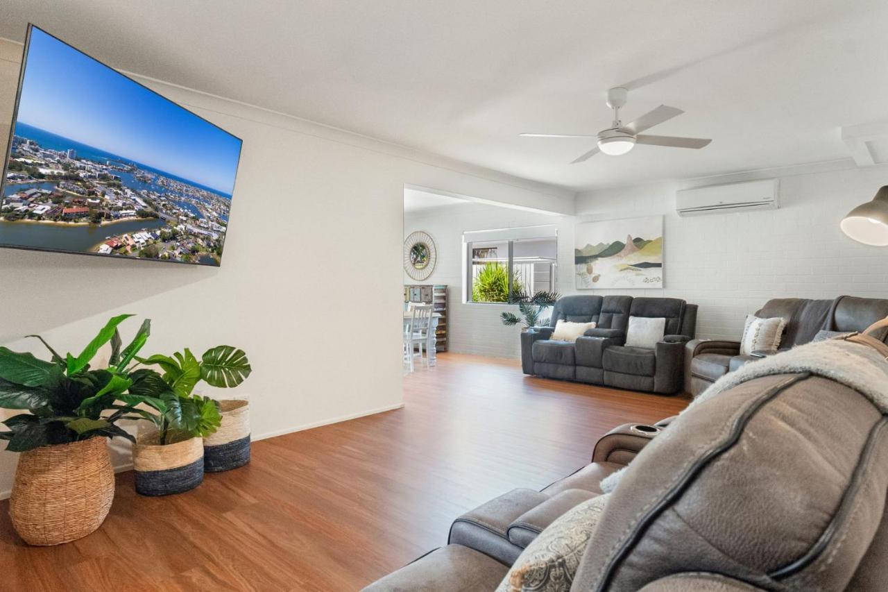 Holiday home Coorumbong 28 Six Bedroom On Canal With Pool Ac Free Wifi Mooloolaba