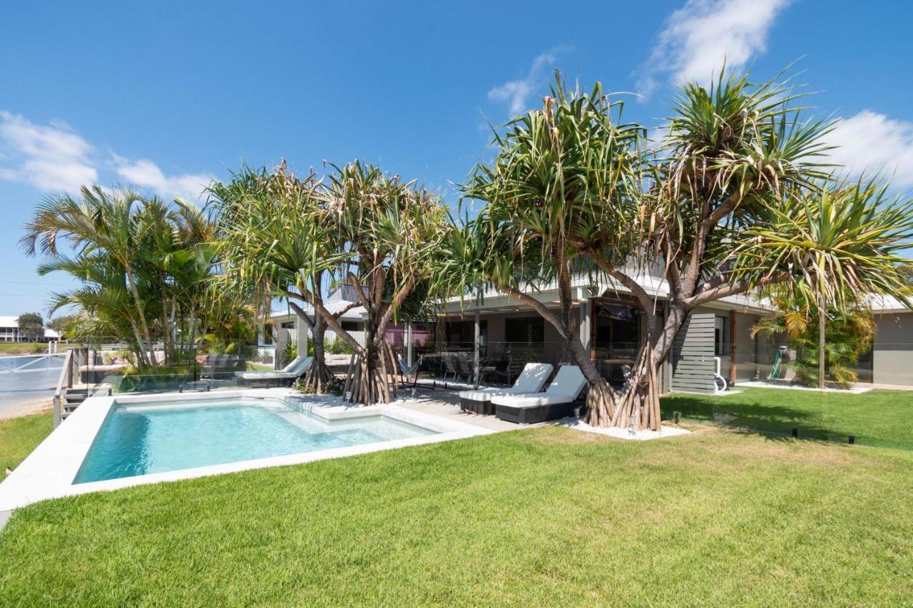 Holiday home Coorumbong 28 Six Bedroom On Canal With Pool Ac Free Wifi