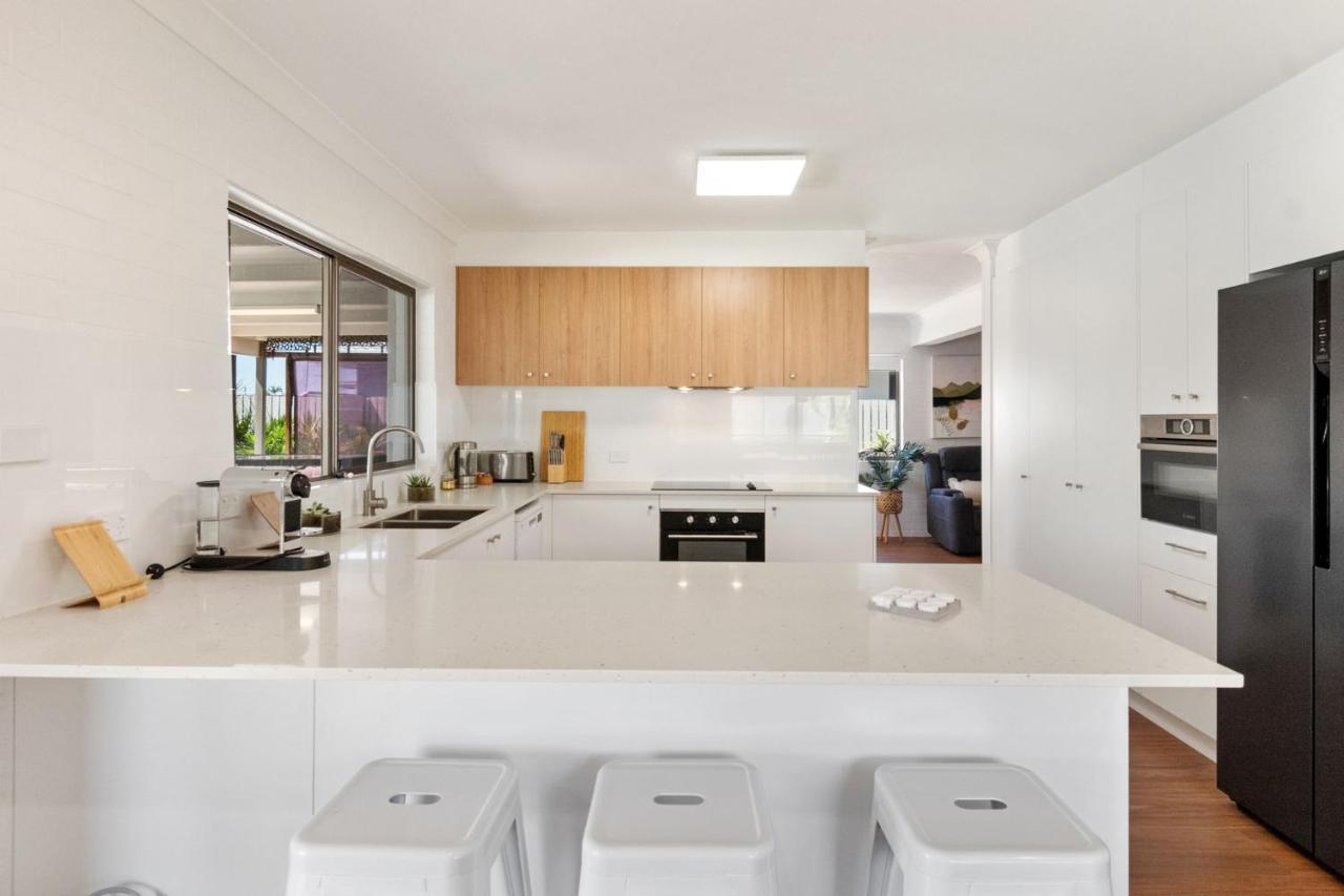 Coorumbong 28 Six Bedroom On Canal With Pool Ac Free Wifi Mooloolaba