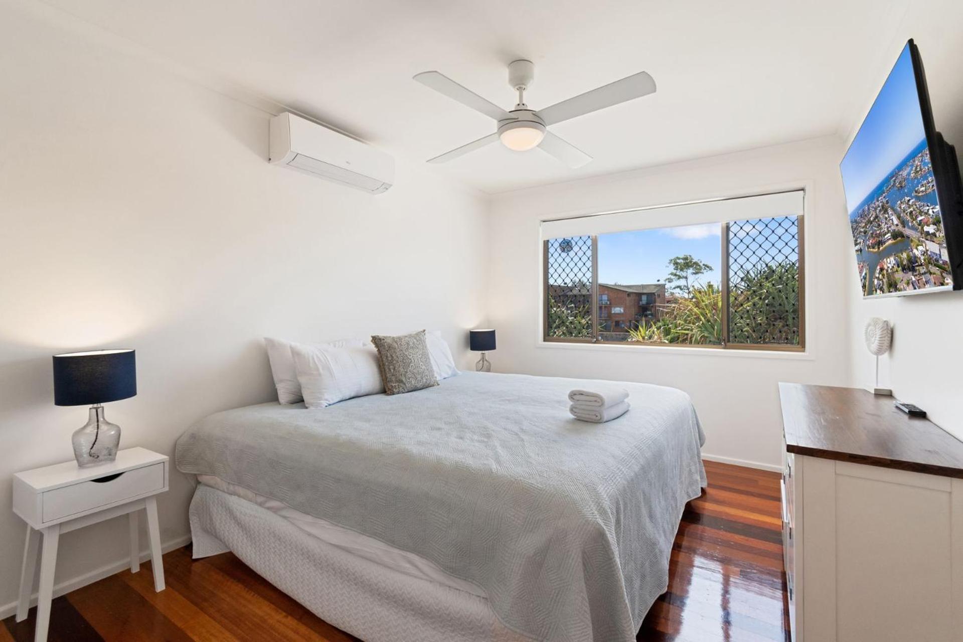 Coorumbong 28 Six Bedroom On Canal With Pool Ac Free Wifi Holiday home