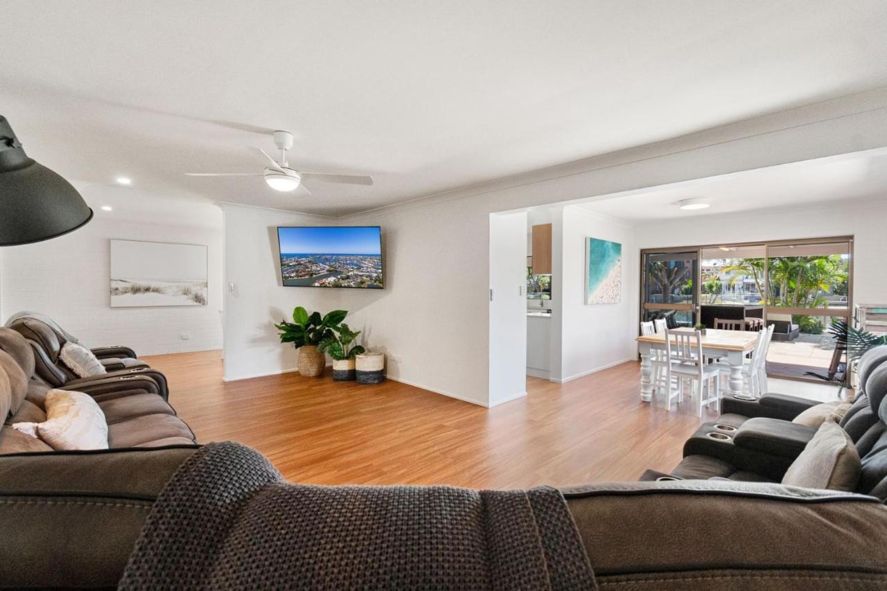 Coorumbong 28 Six Bedroom On Canal With Pool Ac Free Wifi * Mooloolaba