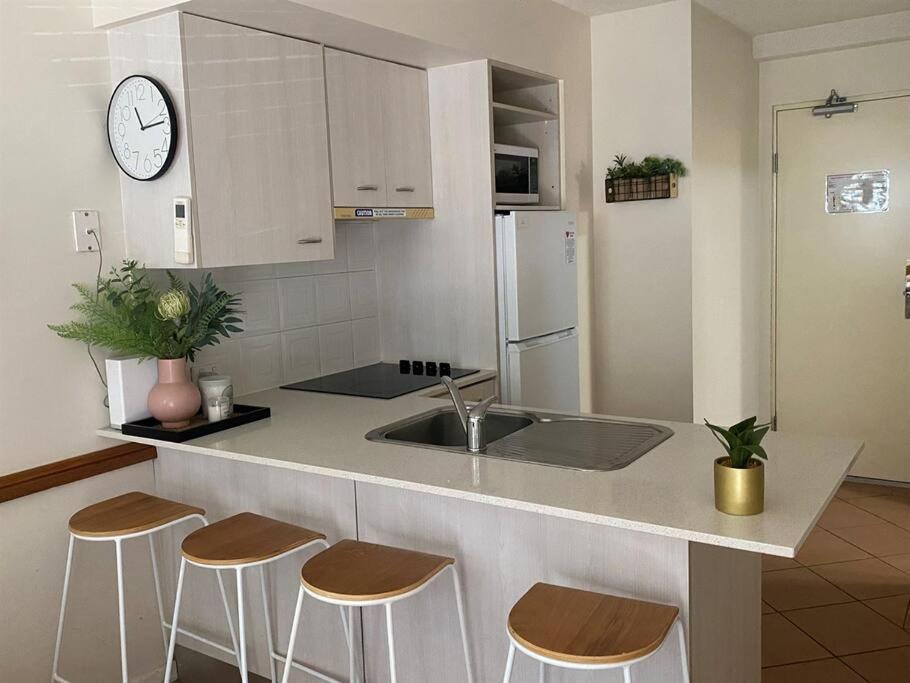 2 Bedroom Central With Pool, Spa, Mini Golf * Mooloolaba