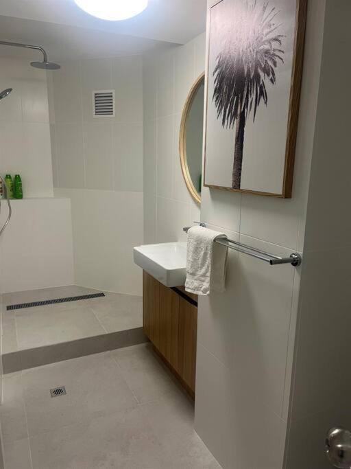 2 Bedroom Central With Pool, Spa, Mini Golf Apartment *