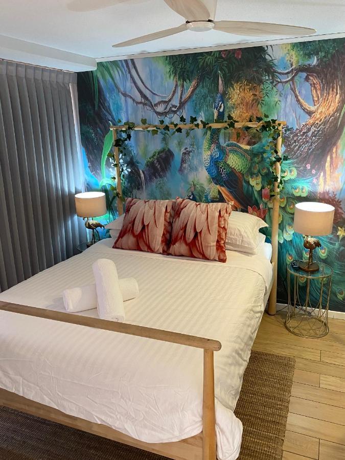 License To Chill • Couple's Escape In Apartment Mooloolaba