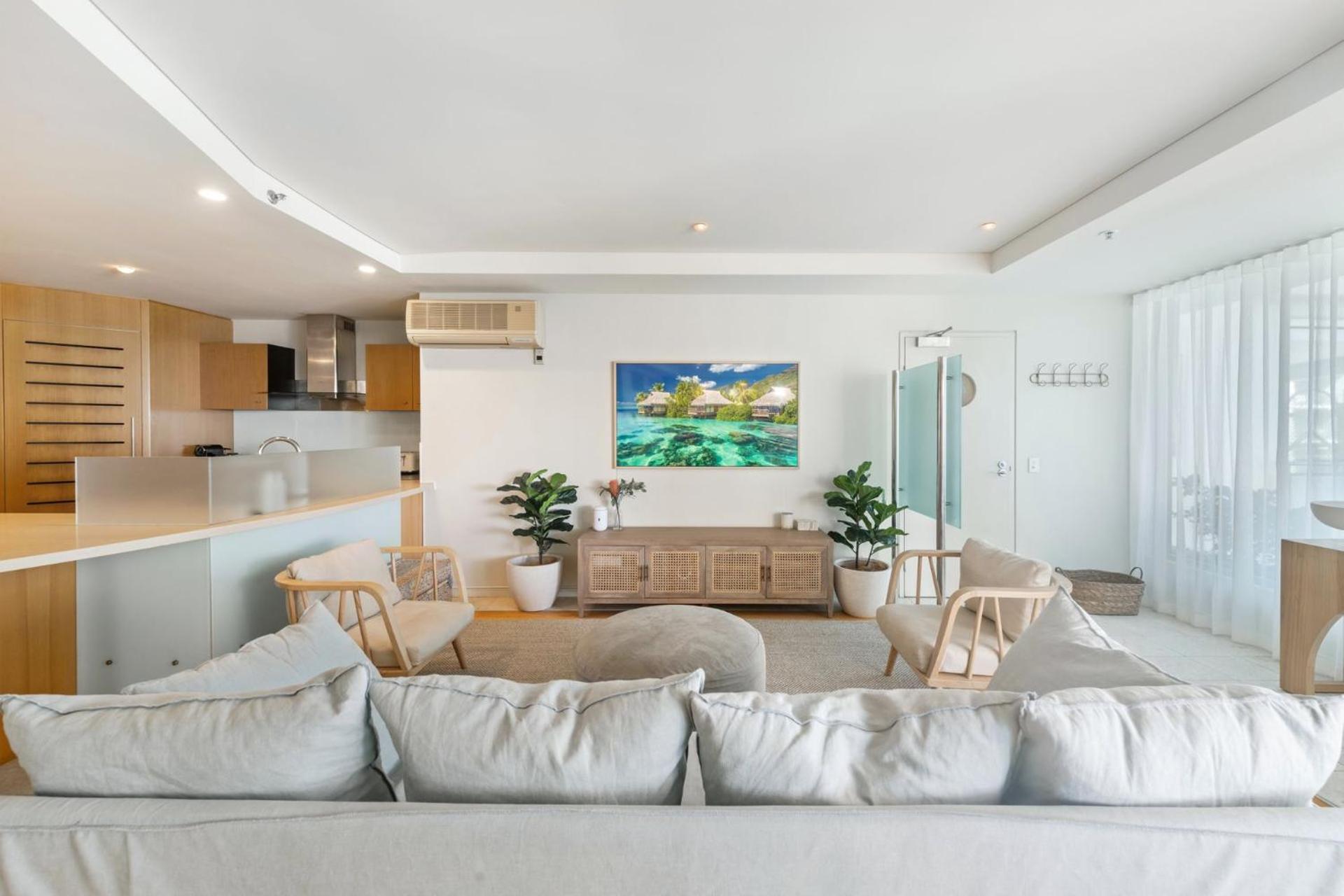 3 Bedroom Luxurious And Spacious One Street Away From Apartment *