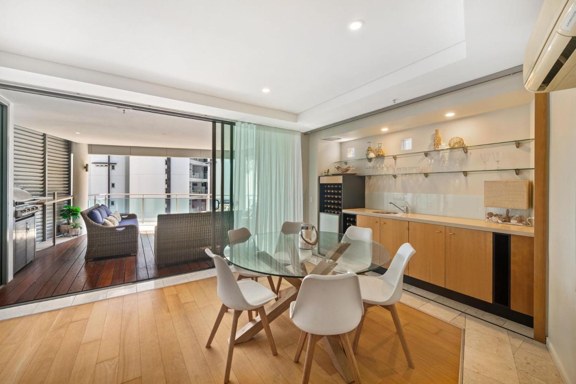 Apartment 3 Bedroom Luxurious And Spacious One Street Away From