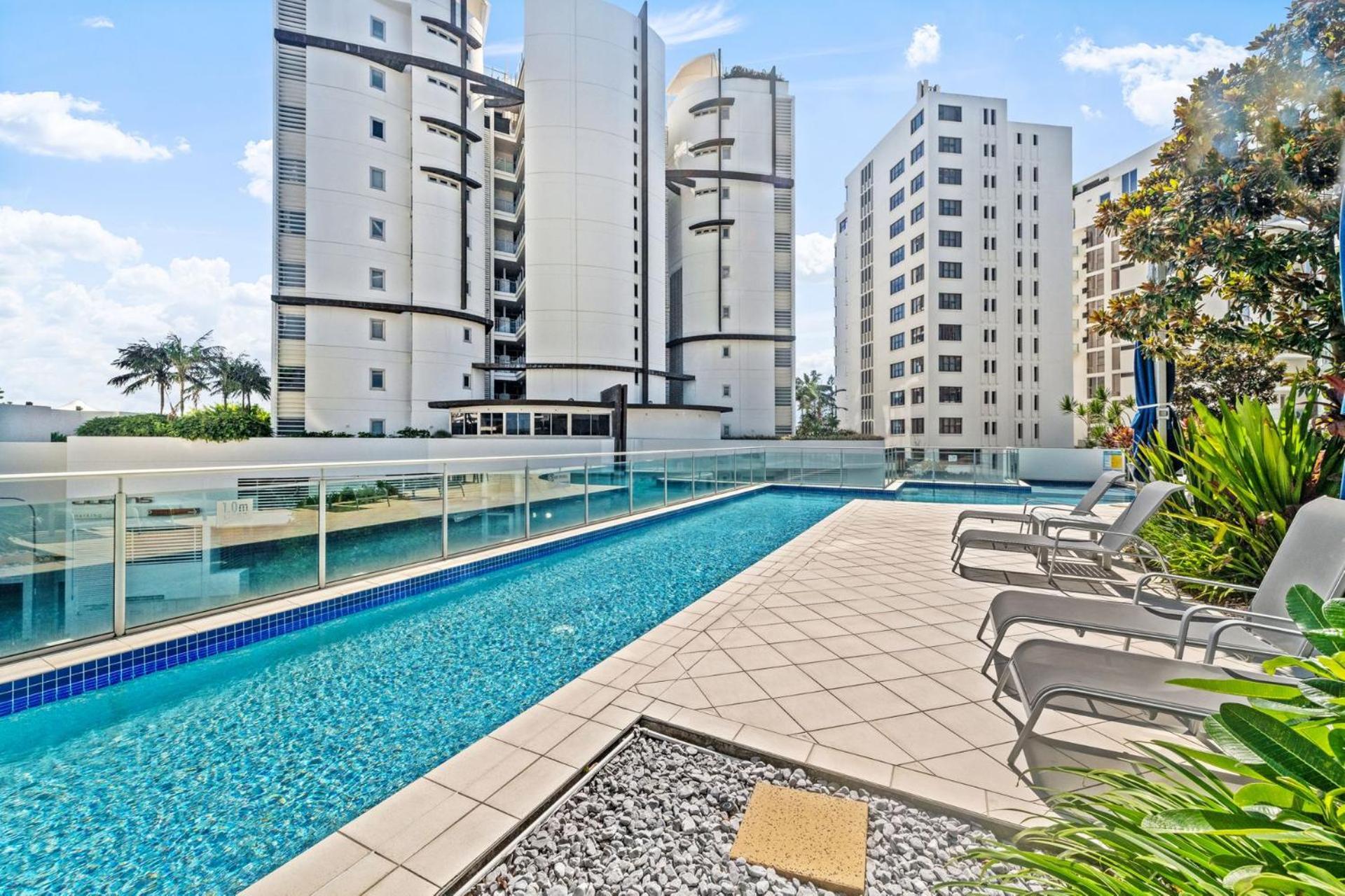 Apartment 3 Bedroom Luxurious And Spacious One Street Away From