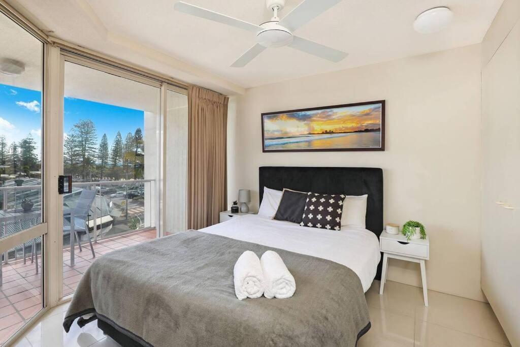 Beachfront - Located In Sandcastles Apartment