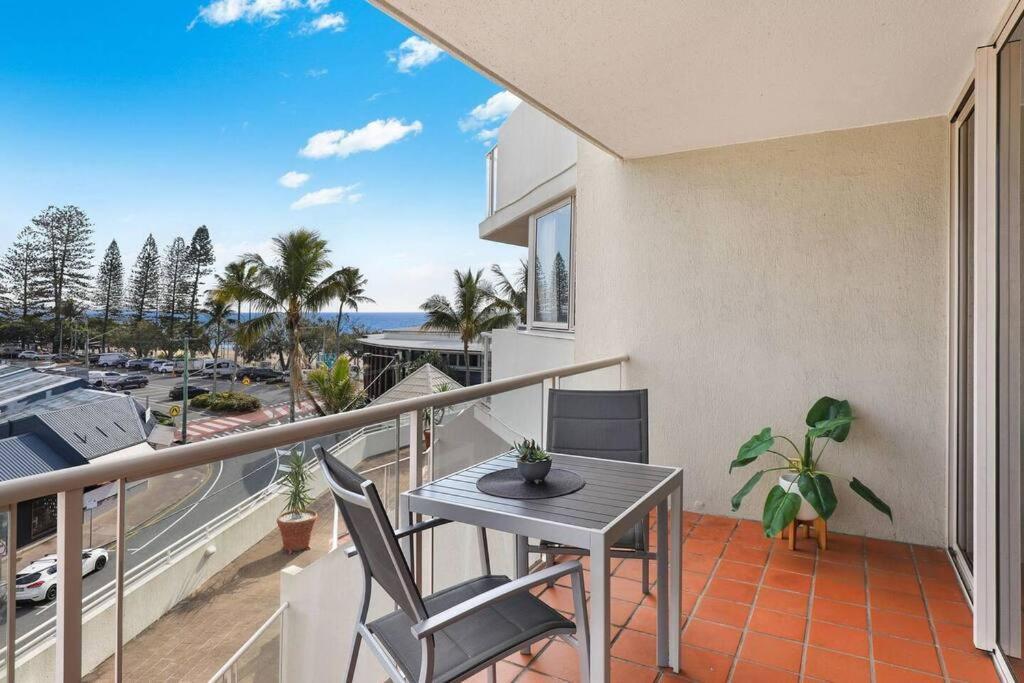 Beachfront - Located In Sandcastles Apartment