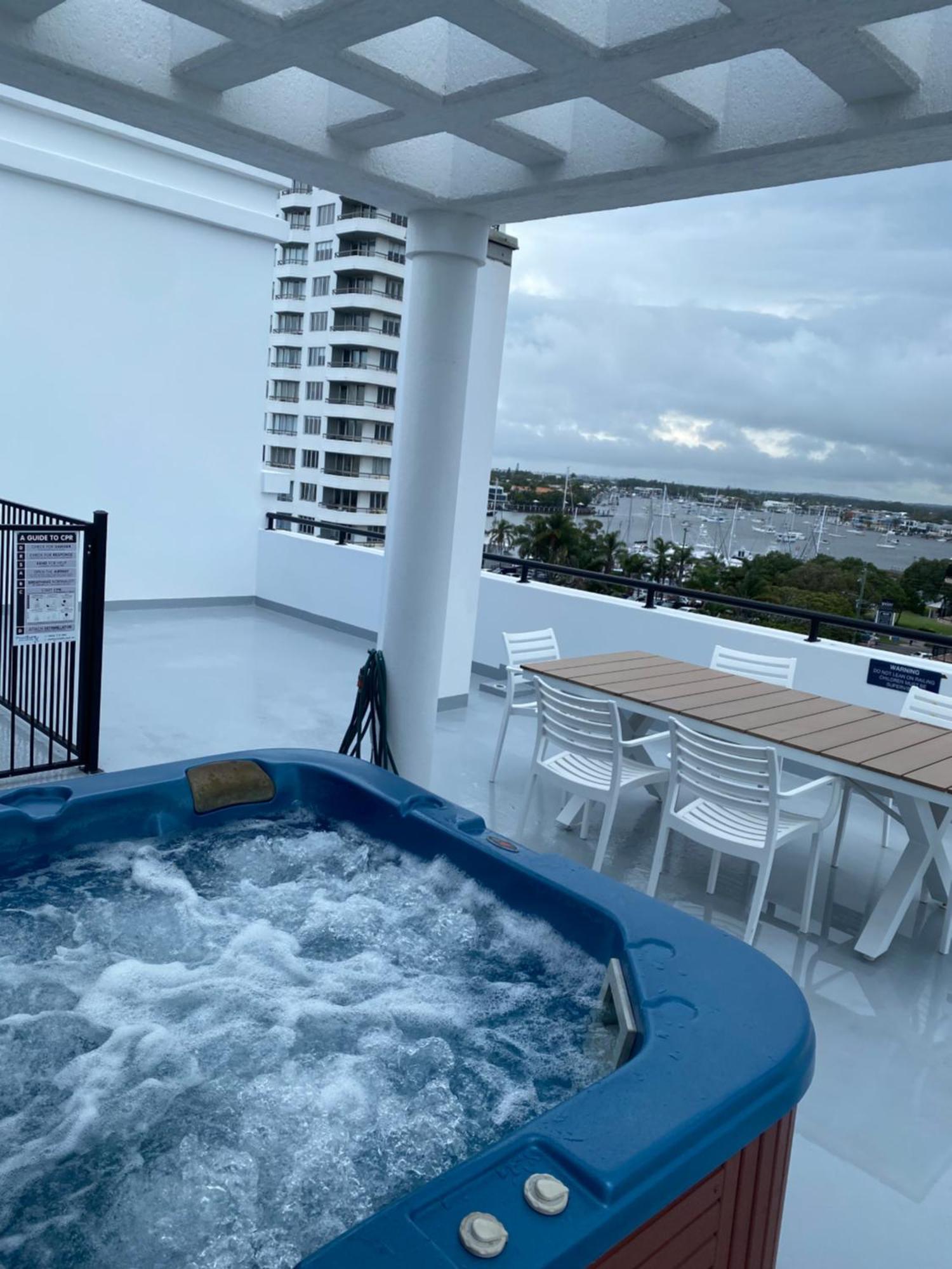 At The Mooloolaba, Private Rooftop With Spa, 50m To Beach, Surfclub And Esplanade Apartment *