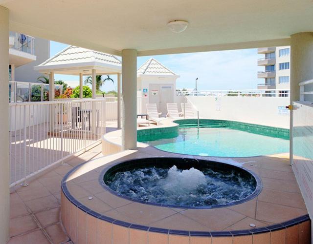 Beachfront - Located In Sandcastles Apartment