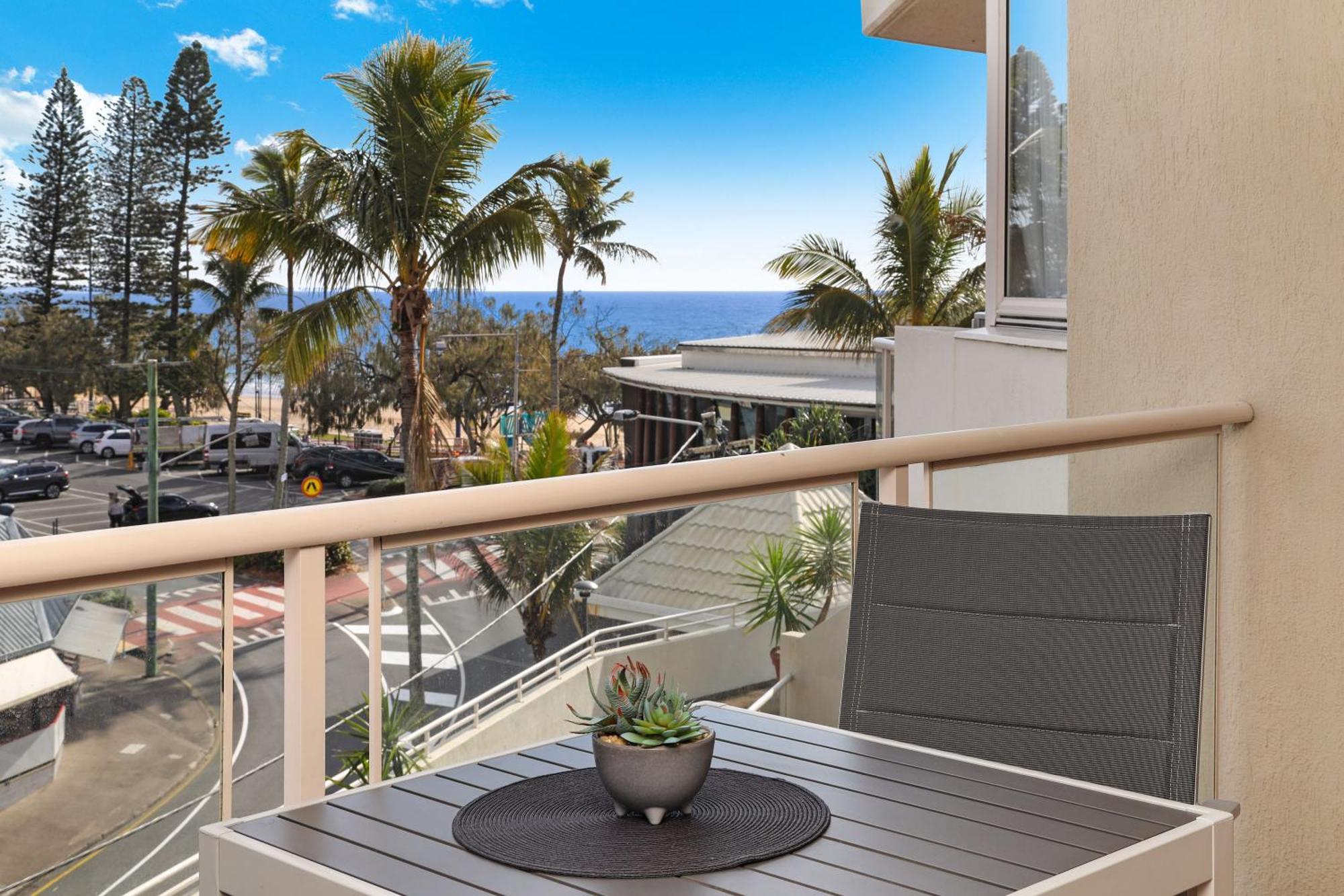 Beachfront - Located In Sandcastles Apartment