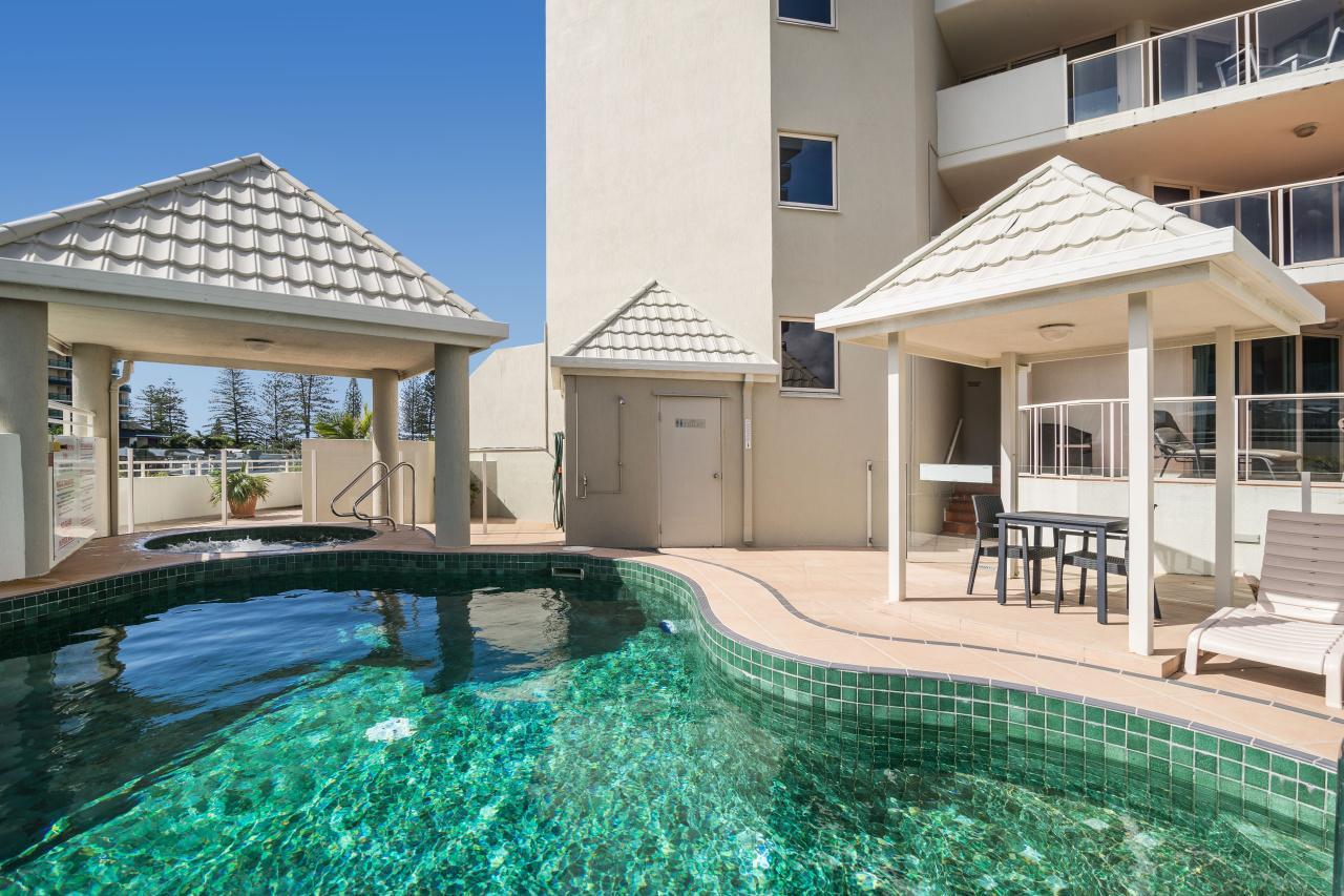 Beachfront In Sandcastles Apartment *