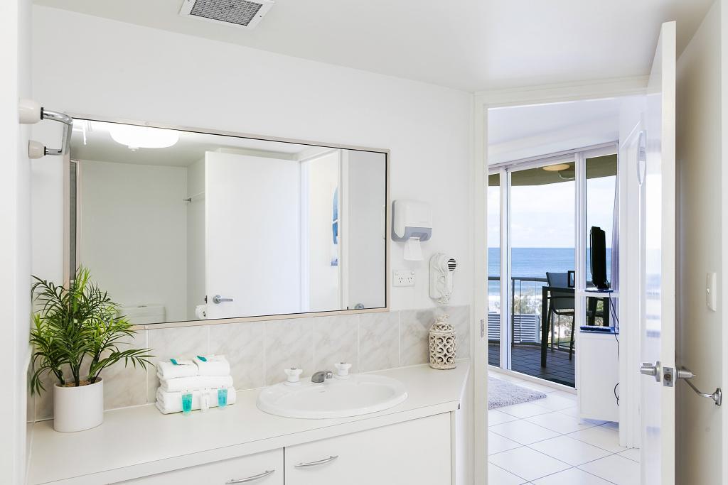 Beachfront In Sandcastles Apartment *