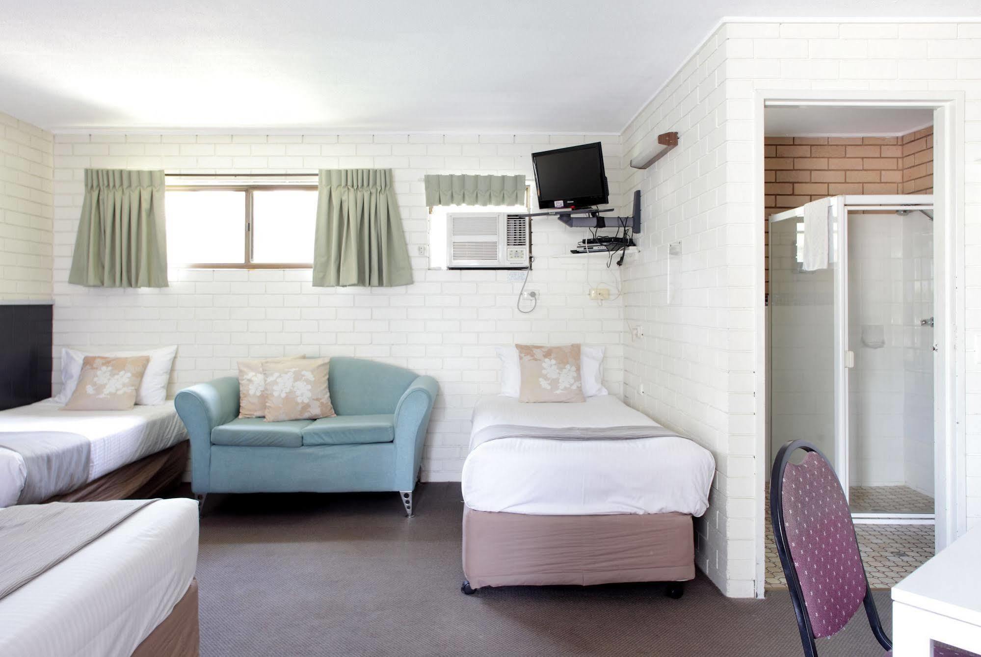 Twin Pines Motel