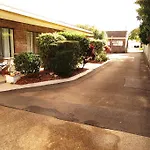 Twin Pines Motel