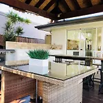 Carrothool 29 - 6 Bedroom Holiday Home On Canal With Pool
