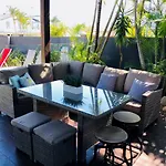 Carrothool 29 - 6 Bedroom Holiday Home On Canal With Pool