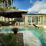 Carrothool 29 - 6 Bedroom Holiday Home On Canal With Pool