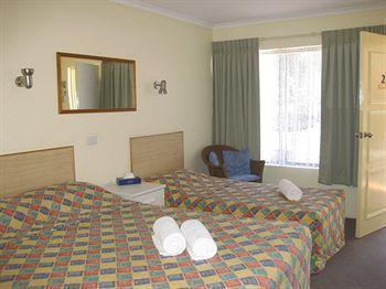 Twin Pines Motel 3*