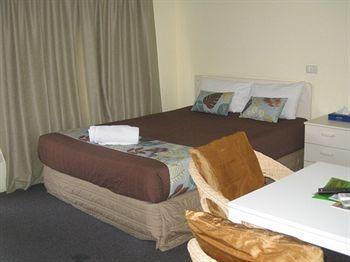 Twin Pines Motel
