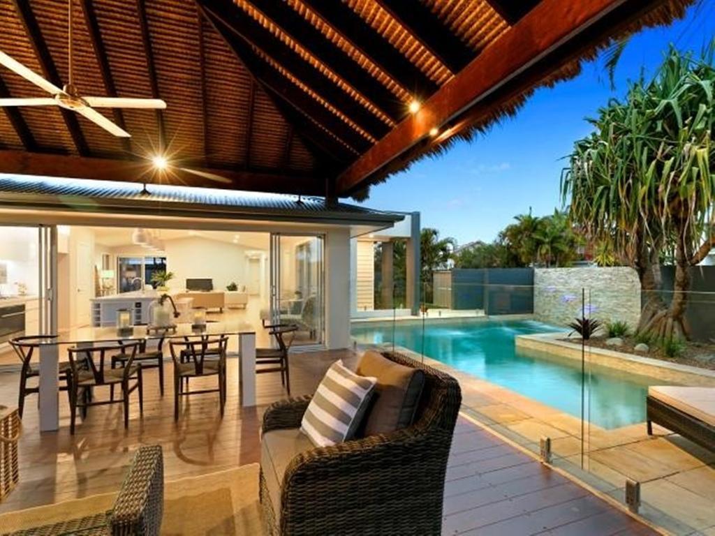 Carrothool 29 - 6 Bedroom On Canal With Pool Holiday home *