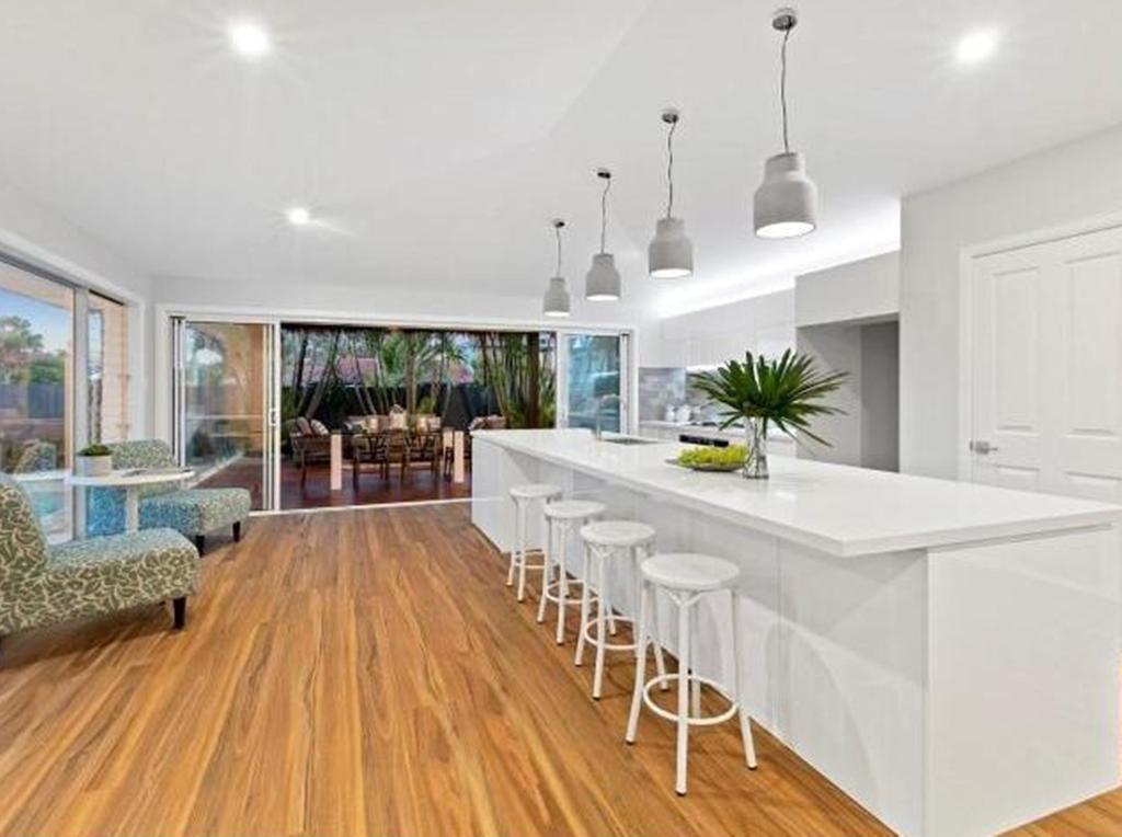 Holiday home Carrothool 29 - 6 Bedroom On Canal With Pool Mooloolaba