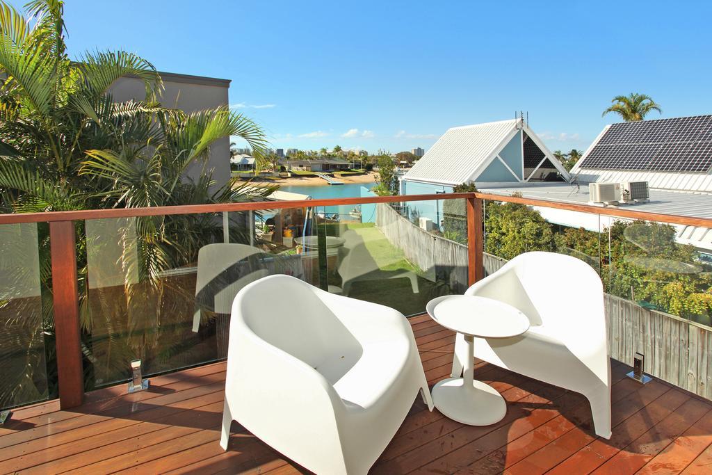 Carrothool 29 - 6 Bedroom On Canal With Pool Holiday home *