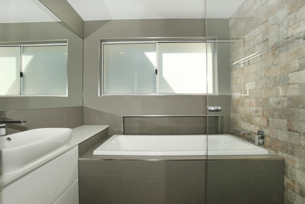 Carrothool 29 - 6 Bedroom On Canal With Pool