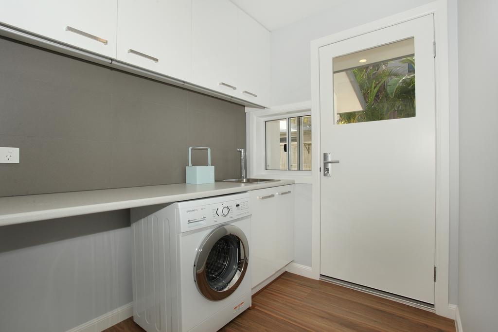 Carrothool 29 - 6 Bedroom On Canal With Pool Holiday home *