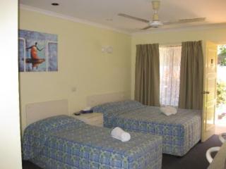 Twin Pines Motel