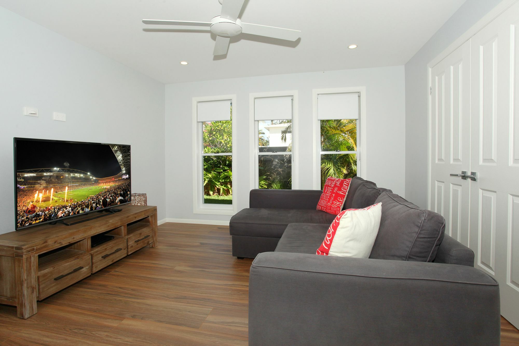 Carrothool 29 - 6 Bedroom On Canal With Pool Holiday home